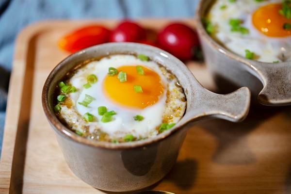 Oeufs cocotte à la mimolette et aux petit pois express