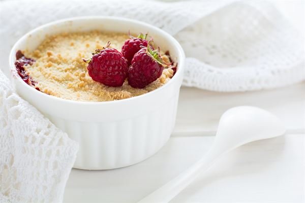 Crumble express aux framboises et au chocolat