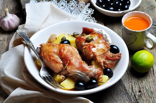 Filets de lièvre aux petits oignons et aux raisins