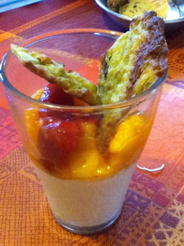 Panna cotta, fruits, biscuit au pain et à l'avocat