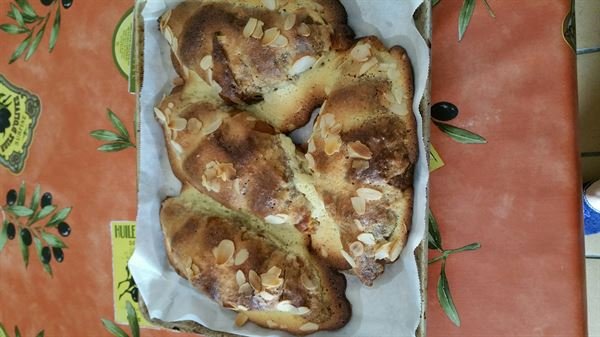 Croissants fourrés à la crème frangipane