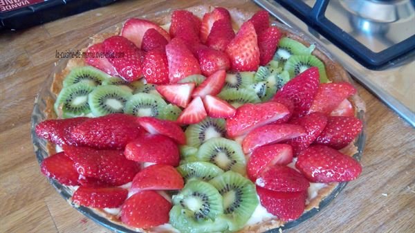 Tarte aux fraises et aux kiwis sur une crème diplomate