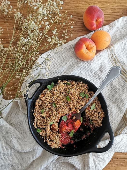 Crumble aux abricots et framboises