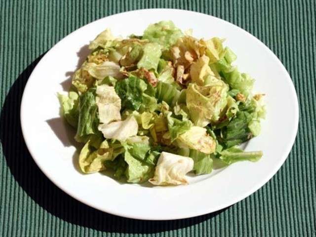 Salade de chicorée pain de sucre aux pommes, roquefort et noix