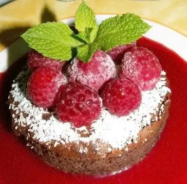 Gâteau moelleux au chocolat, framboises et cardamome