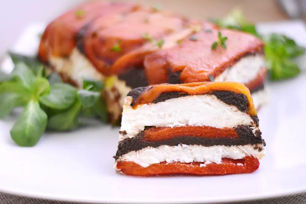 Terrine de chèvre aux poivrons et à la tapenade