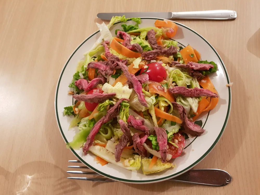Salade de légumes au boeuf thai