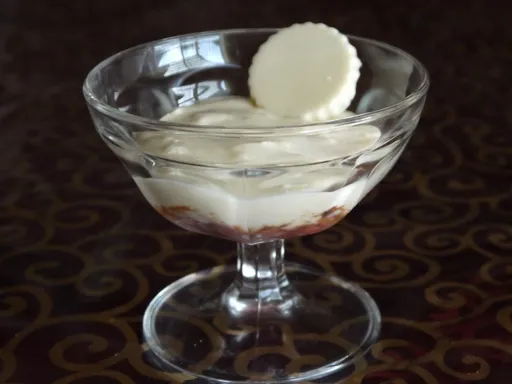 Mousse au chocolat blanc sur son fondant à la framboise