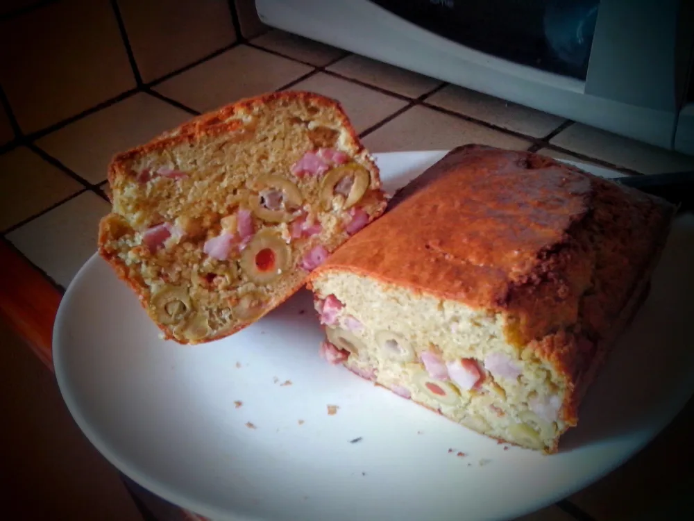 Cake aux olives et jambon