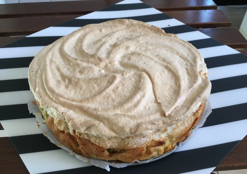 Gâteau à la rhubarbe et meringue amandine