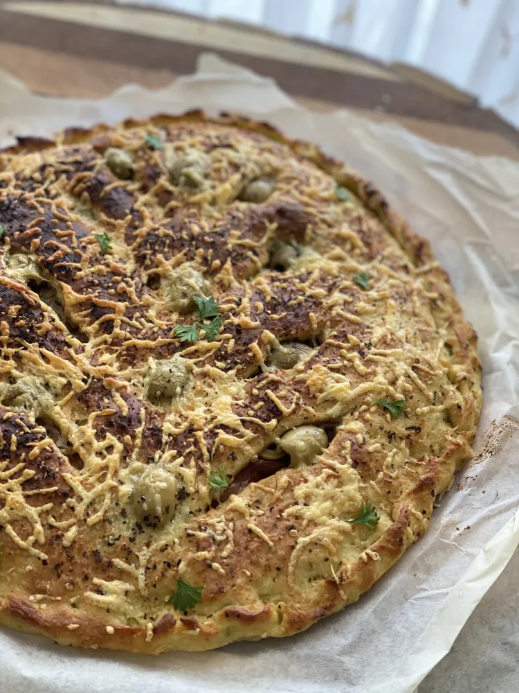 Fougasse au pesto, sauce tomates champignons et olives vertes