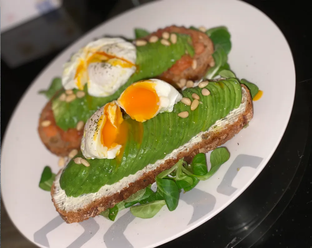 Avocado toast et oeuf