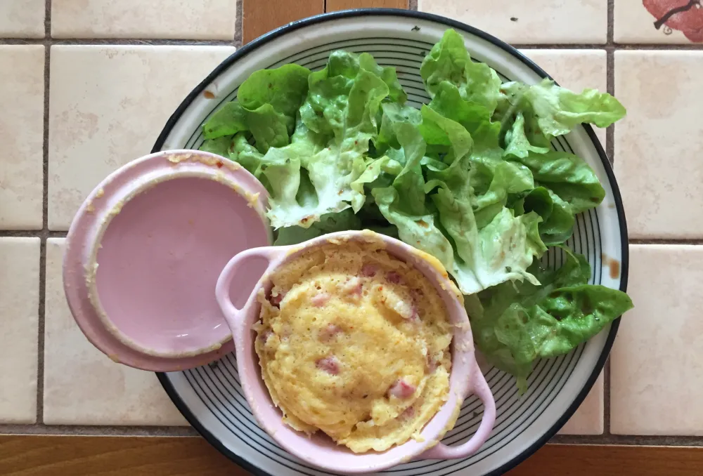 Mug cake brie jambon