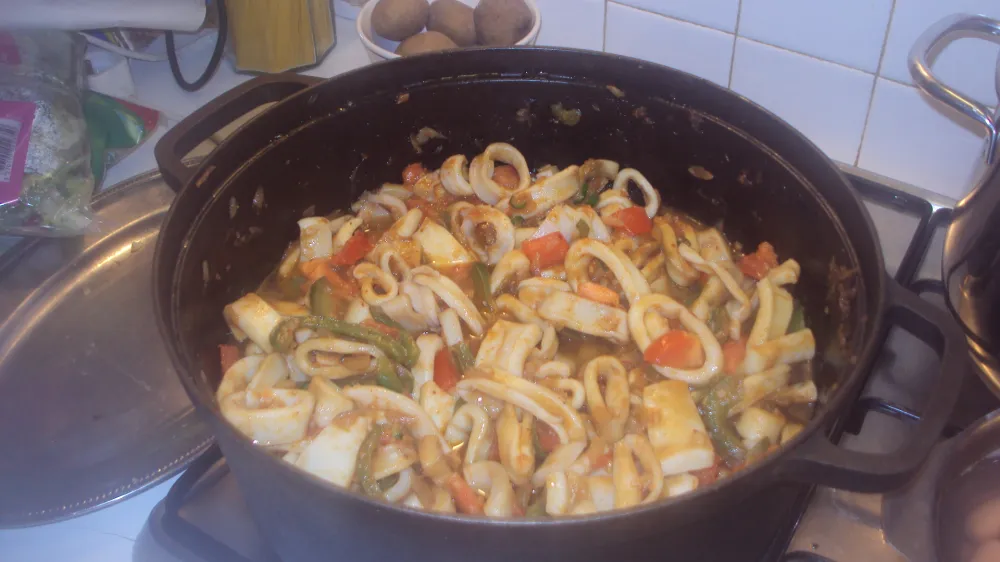 Fricassée de calamars à lail et au piment dEspelette