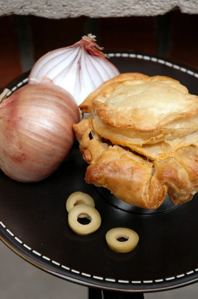 Tourte au thon, olives et oignons