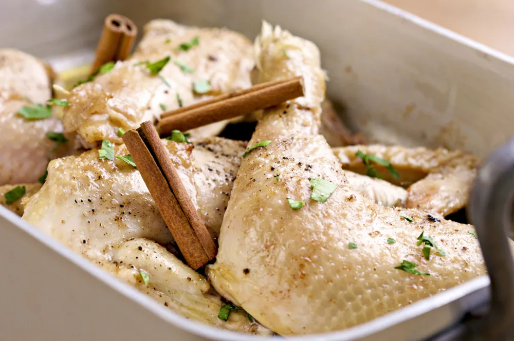 Poulet mariné grillé à la cannelle