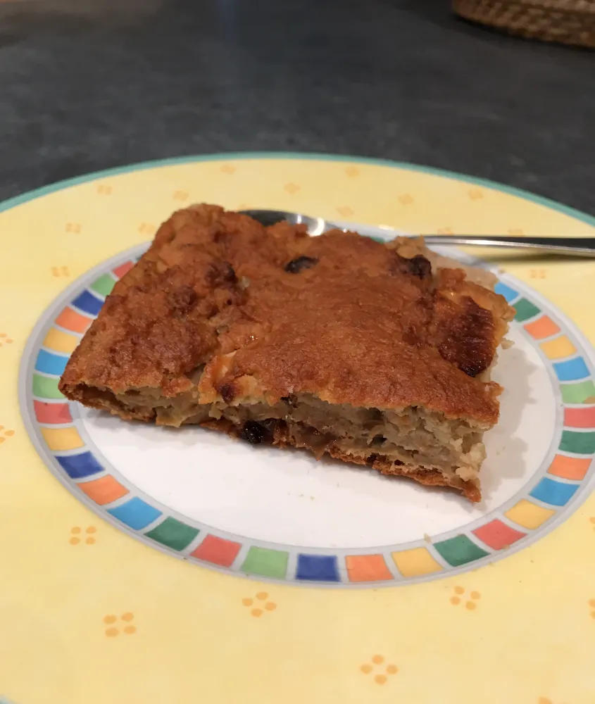 Pudding de pain aux pommes et à la cannelle