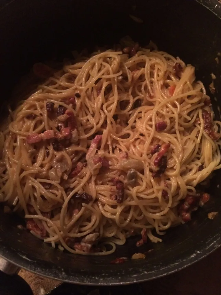 Pâtes à la carbonara et aux légumes du soleil