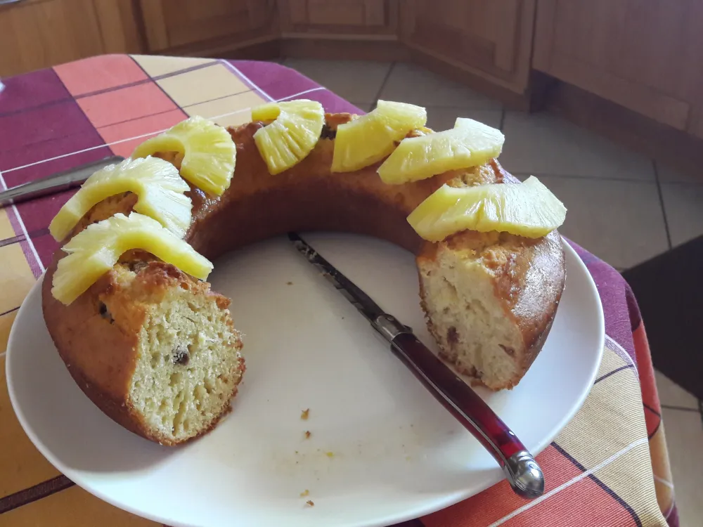 Savarin à l’ananas et aux raisins secs