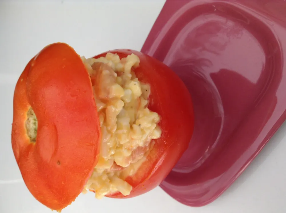 Tomate farcie au surimi, crevettes et mayonnaise