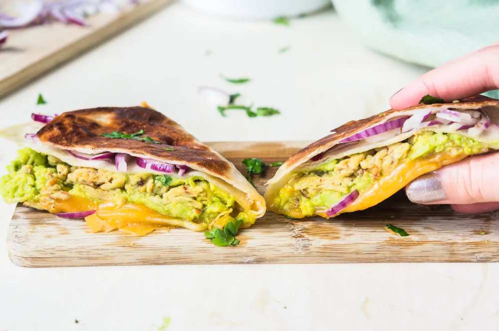 Wrap de tortilla à lavocat, cheddar et oeufs brouillés