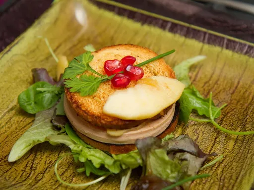 Mille-feuille de foie gras aux pommes et grenades