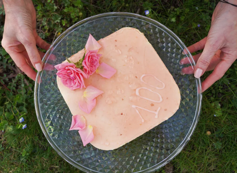 Gâteau au litchi et à la rose de Vanessa Demouy (pour la 100ème de la série Ici Tout Commence)