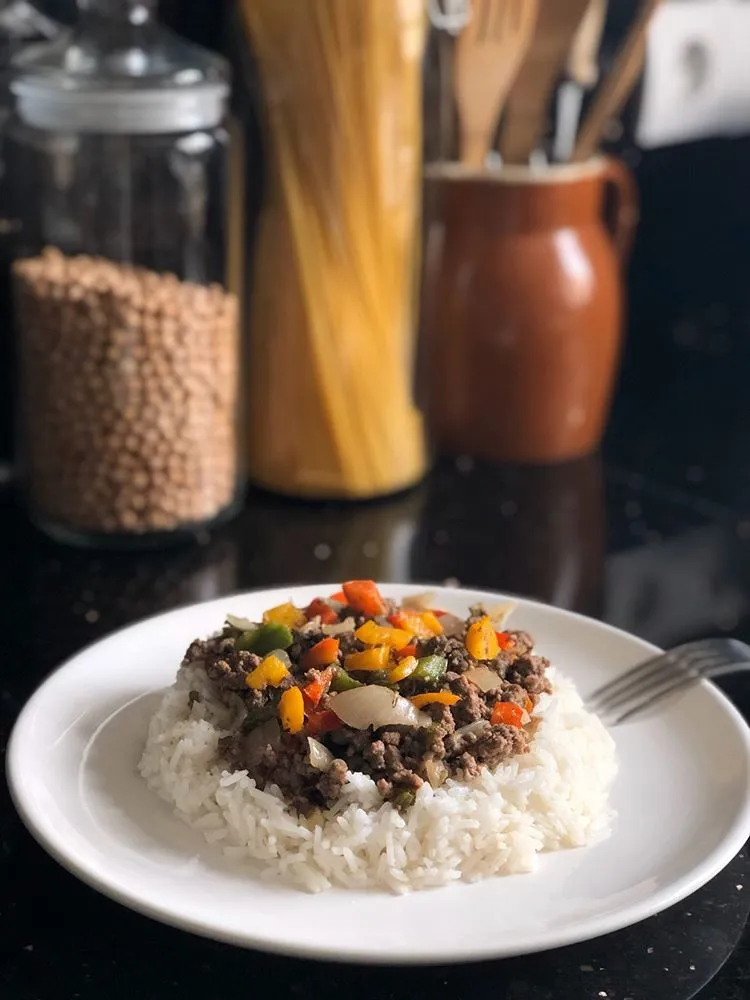 Riz à la viande et aux poivrons