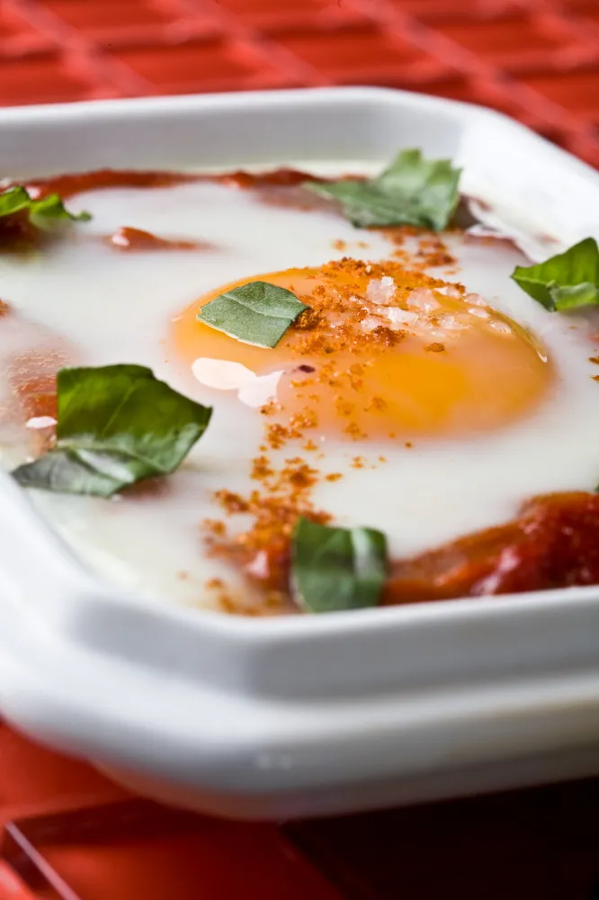 Oeuf cocotte tomate piment et basilic