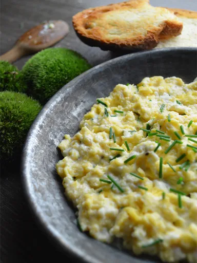 oeufs brouillés au chèvre ciboulette