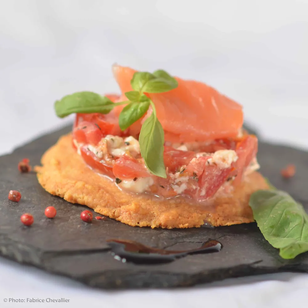 Tartare de tomates mozzarella et saumon fumé sur sablé au parmesan