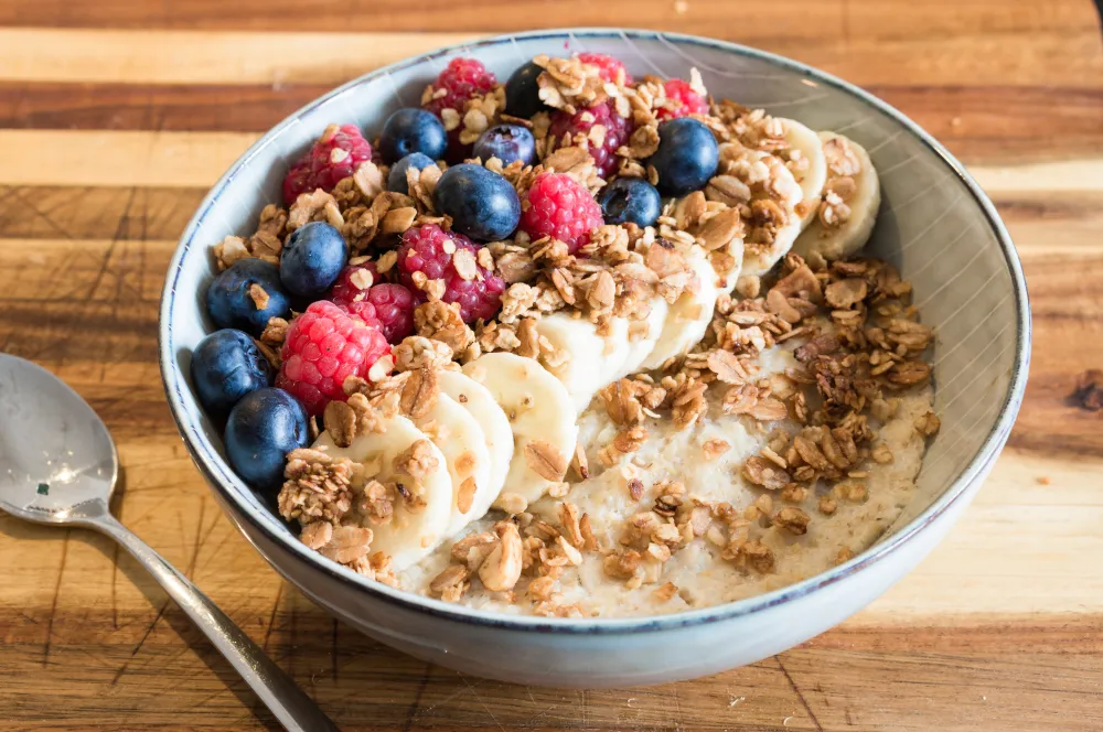 Porridge ultra rapide aux fruits et granola