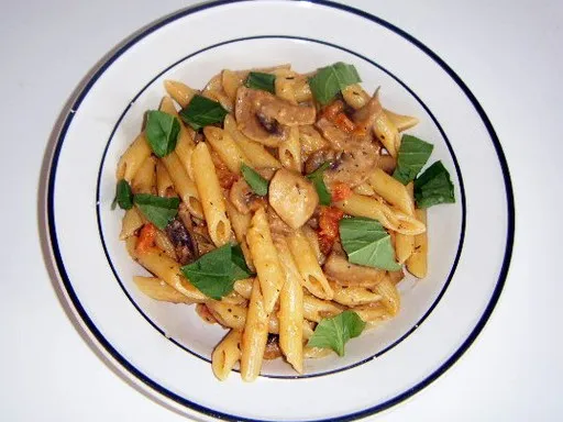 Penne à la fondue de champignons, tomates fraîches et basilic