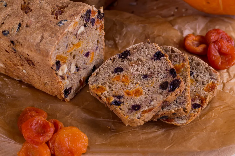 Gâteau au potiron, aux raisins et aux écorces dagrumes