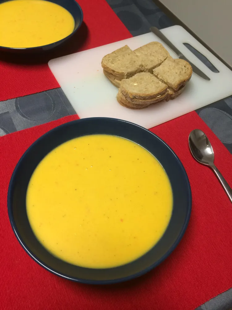 Velouté aux pommes de terre, poivrons et oignons