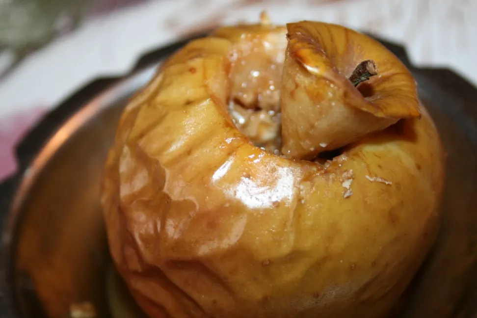 Pommes au four fourrées noix et crème de caramel au beurre salé