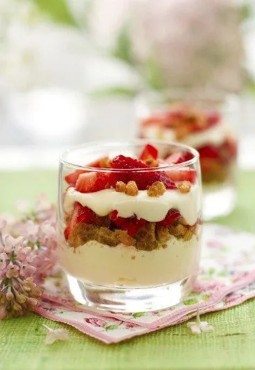 Verrines aux madeleines et aux fraises