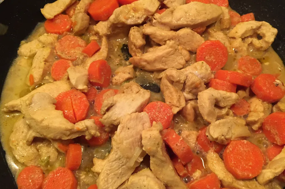 Escalope de poulet au curry, oignons, et carottes