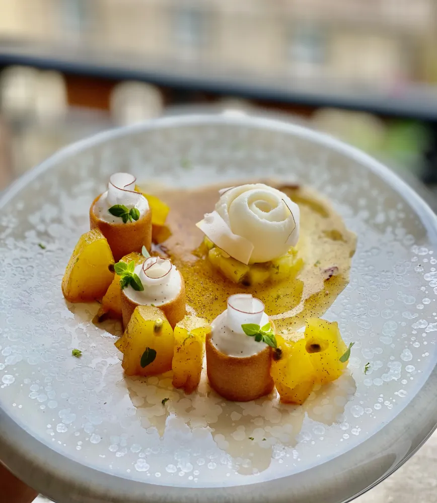 Ananas rôti, banane, fruit de la passion, chantilly