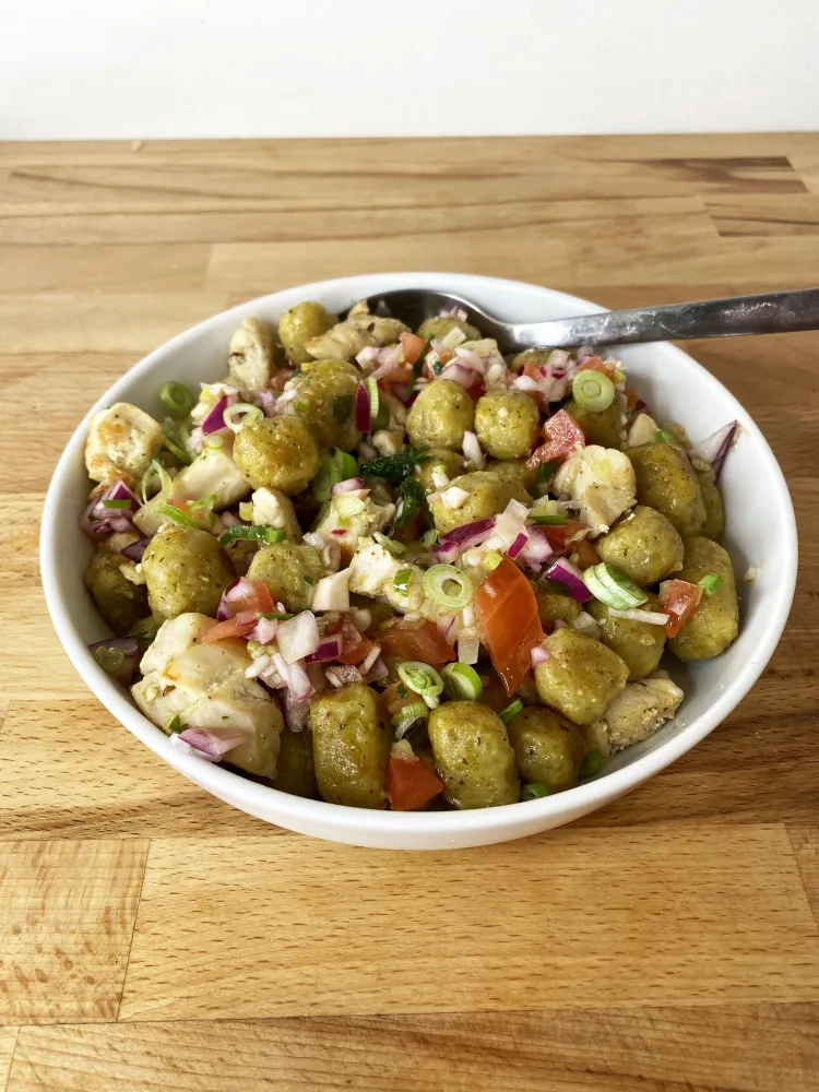 Gnocchi de banane plantain, poulet et sauce chien