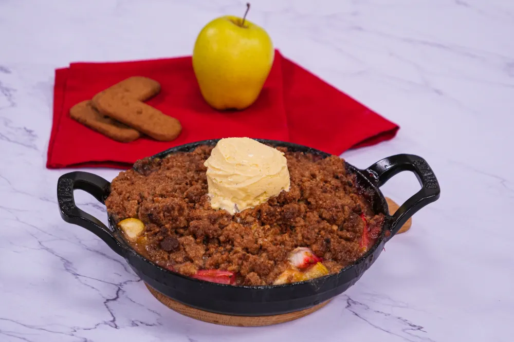 Crumble pommes, fraises, rhubarbe aux speculoos