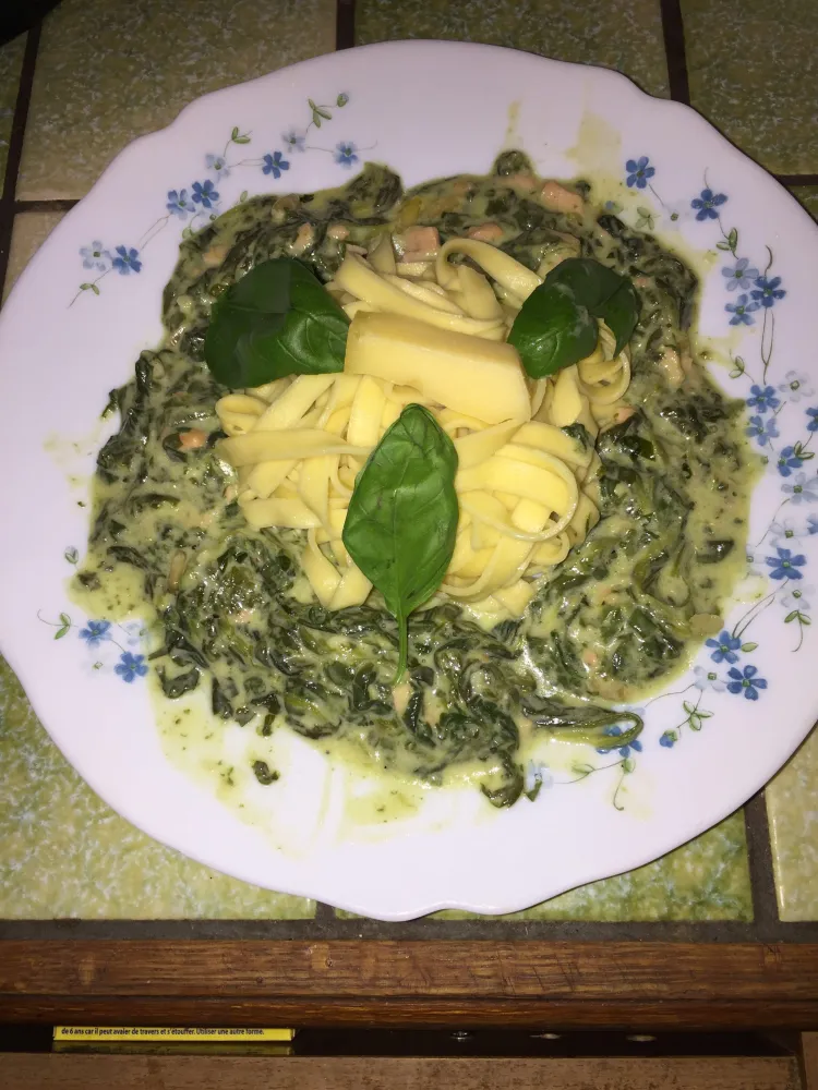 Tagliatelles aux épinards, à la féta et au saumon fumé