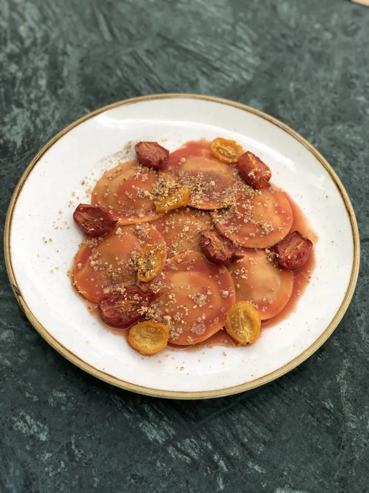 Tortelli aux trois tomates, ricotta séchée et cardamone de Laïa