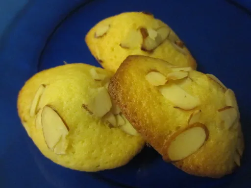 Madeleines au Ricoré et amandes effilées