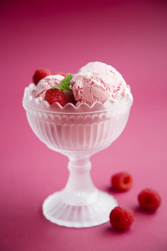 Glace aux framboises fraîchement cueillies