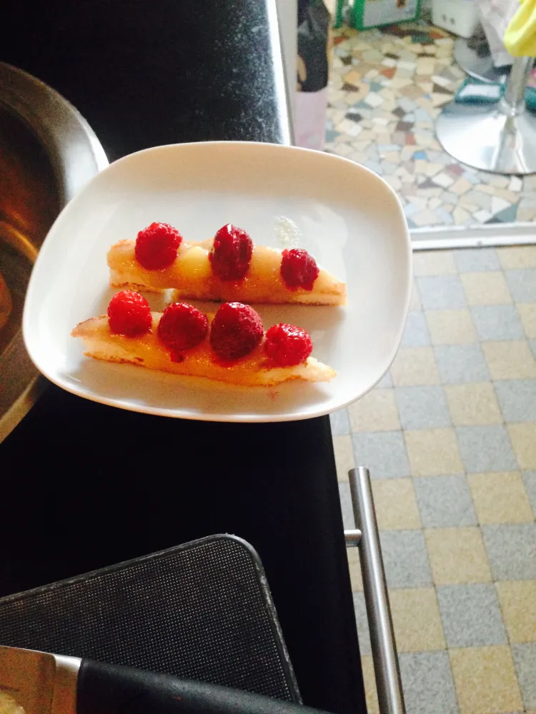 Gâteau pommes et framboises sur dacquoise