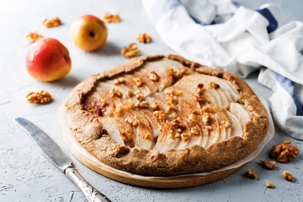 Tarte rustique aux poires caramélisées et noix fraîches