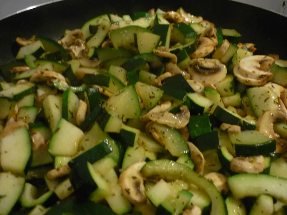 Poêlée de courgettes champignons et poulet