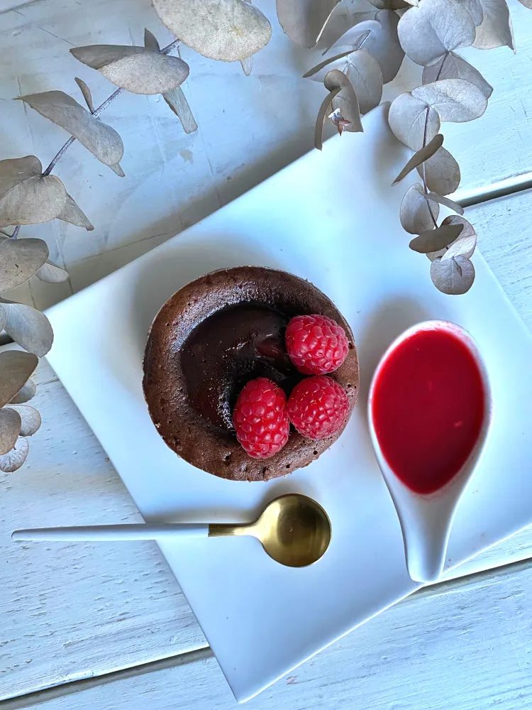 Moelleux au chocolat coeur coulant framboises par Anaïs Grangerac