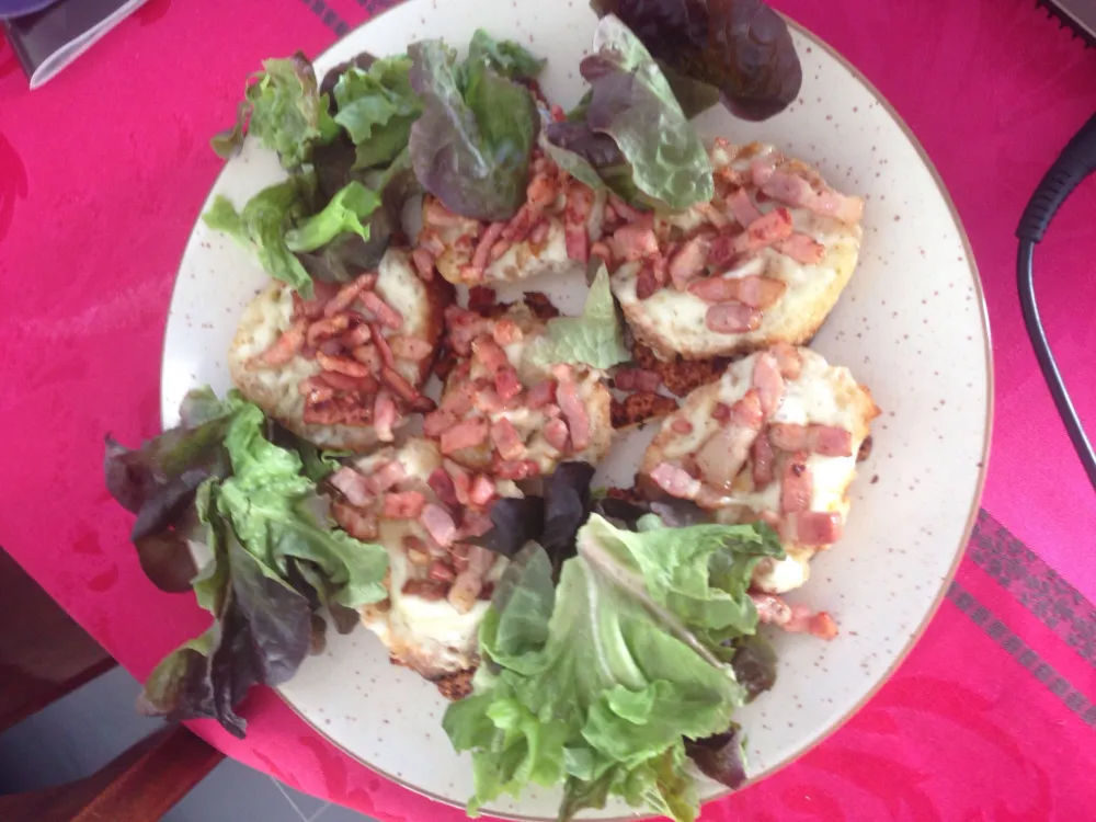 Petites bouchées tomates mozzarella lardons